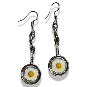 Pendientes Kali con forma de sartén y huevo frito en el centro, colgantes originales de estilo divertido y metálico.